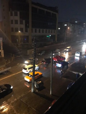 У Чернівцях зіткнулися три автівки: на вулиці Героїв Майдану утворився затор - фото