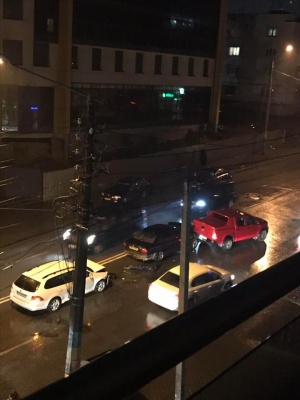 У Чернівцях зіткнулися три автівки: на вулиці Героїв Майдану утворився затор - фото