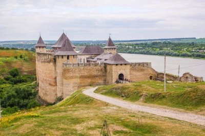 У Хотинській фортеці встановлять фотозону та сонячні лавки