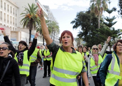 У Франції - масштабні протести проти зростання цін на пальне, є загиблий і поранені - фото