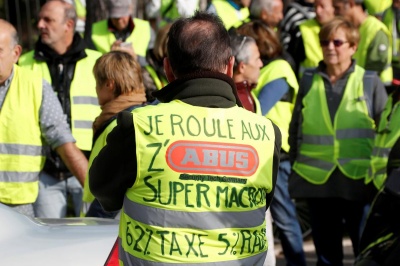 У Франції - масштабні протести проти зростання цін на пальне, є загиблий і поранені - фото