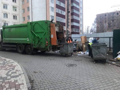 Після допису у Facebook Обшанського на Головній прибрали гору сміття - фото