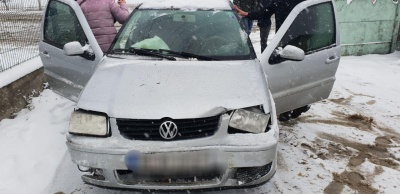 На Буковині ще дві автівки з’їхали з траси у кювет через снігову негоду - фото