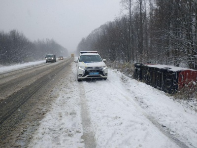 На Буковині ще дві автівки з’їхали з траси у кювет через снігову негоду - фото