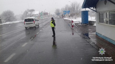 Снігова негода: якими трасами Чернівецької області їздити безпечно