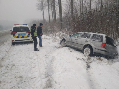 У Чернівецькій області через снігову негоду з траси з’їхало п’яте за добу авто