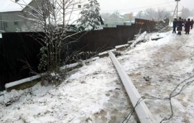 На Буковині «Лада» знесла електроопору, що була збита два тижні тому - фото