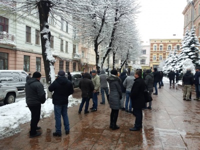 У Чернівцях водії авто з «євробляхами» влаштували пікет під приміщенням ОДА - фото