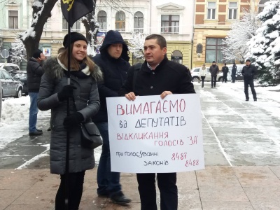 У Чернівцях водії авто з «євробляхами» влаштували пікет під приміщенням ОДА - фото