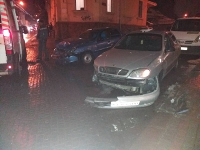 У центрі Чернівців зіткнулися два «Ланоси»: водій підрізав іншого на повороті - фото