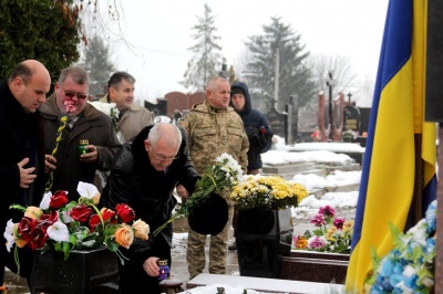 У Чернівцях поклали квіти до могил Героїв Небесної Сотні та воїнів АТО - фото