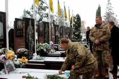 У Чернівцях поклали квіти до могил Героїв Небесної Сотні та воїнів АТО - фото