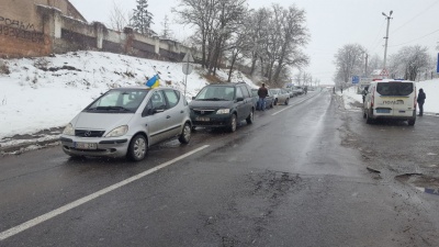 «Євробляхери» перекрили міст на межі Буковини та Хмельниччини - фото