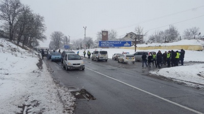 «Євробляхери» перекрили міст на межі Буковини та Хмельниччини - фото