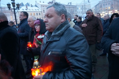 День Гідності та Свободи: близько сотні людей помолились у центрі Чернівців - фото