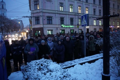 День Гідності та Свободи: близько сотні людей помолились у центрі Чернівців - фото