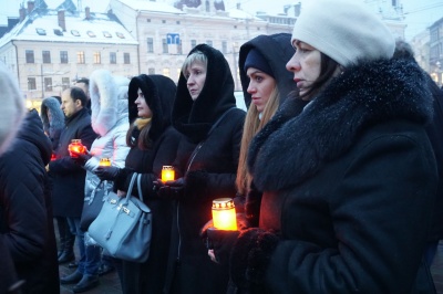 День Гідності та Свободи: близько сотні людей помолились у центрі Чернівців - фото