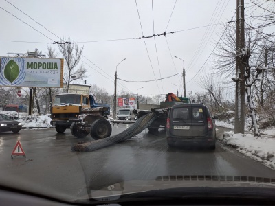 ДТП в Чернівцях у районі Кемпінгу: з причепа випав вантаж