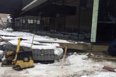У Чернівцях робітники у морозну погоду стелять бруківку і ремонтують дороги - фото