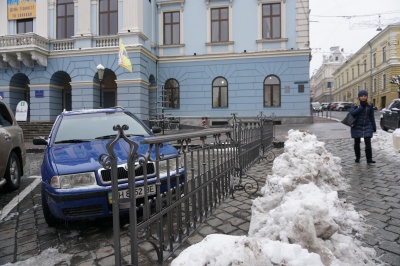 У Чернівцях біля ратуші встановили ковану огорожу, яку місту подарували ковалі - фото