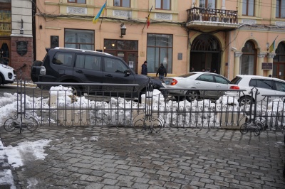 У Чернівцях біля ратуші встановили ковану огорожу, яку місту подарували ковалі - фото