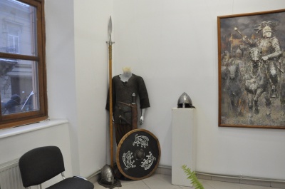 У Чернівцях у «Вернісажі» відкрили виставку військово-історичного живопису - фото
