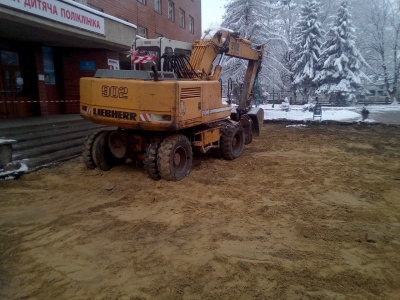 Черговий комунальний скандал: у Чернівцях в мороз розкопали бетонні плити біля дитячої поліклініки