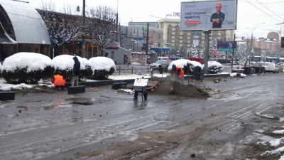 Роботи не припиняються: у Чернівцях робітники на проспекті продовжують класти бордюри - фото