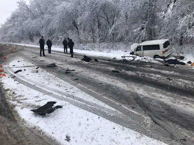 На Буковині зіткнулися дві автівки: двоє людей загинули - фото