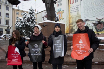 У Чернівцях студенти закликали перехожих не панікувати через воєнний стан - фото