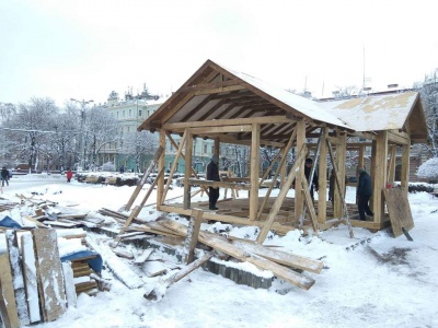 У Чернівцях робітники облаштовують Будиночок Казкаря - фото