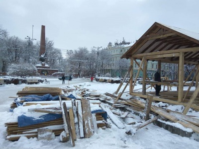 У Чернівцях робітники облаштовують Будиночок Казкаря - фото