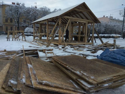 У Чернівцях робітники облаштовують Будиночок Казкаря - фото