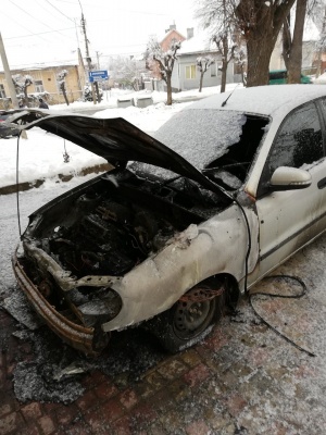 У Чернівцях невідомі спалили автомобіль іноземця: поліція відкрила провадження - фото
