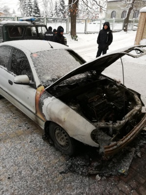 У Чернівцях невідомі спалили автомобіль іноземця: поліція відкрила провадження - фото