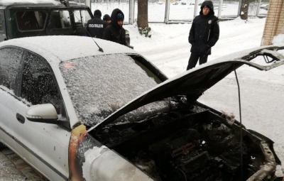 У Чернівцях невідомі спалили автомобіль іноземця: поліція відкрила провадження - фото