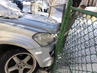 Не міг пояснити нічого: п’яний водій врізався в огорожу в центрі Чернівців - фото