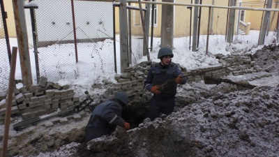 У Чернівцях рятувальники на території казначейства знешкодили гранату - фото