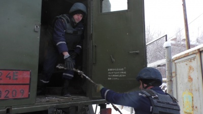 У Чернівцях рятувальники на території казначейства знешкодили гранату - фото