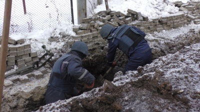 У Чернівцях рятувальники на території казначейства знешкодили гранату - фото