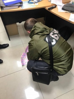 У Чернівцях чиновник вимагав хабарі за оформлення біометричних паспортів поза чергою