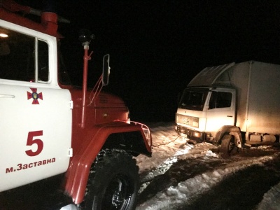 За добу на Буковині рятувальни витягнули 3 вантажівки з кювету - фото