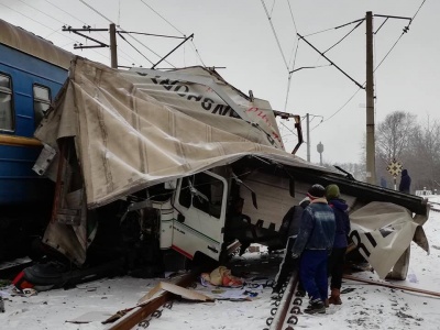 На Харківщині потяг врізався у вантажівку - фото