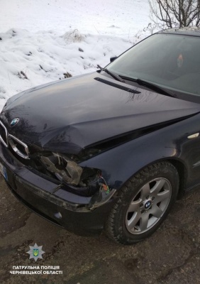 У Чернівцях BMW зіткнулося з Mitsubishi: п'яний водій втік з місця ДТП - фото