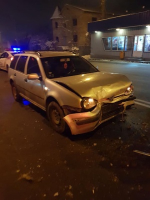 У Чернівцях п'яний водій врізався у дві автівки - фото