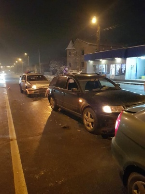 У Чернівцях п'яний водій врізався у дві автівки - фото