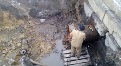 Аварія на водогоні в Чернівцях: як робітники замінюють трубу - відео