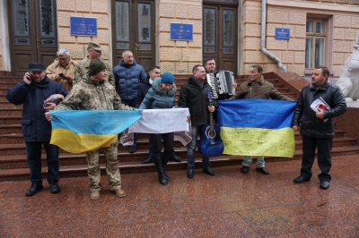 У Чернівцях артистів відправили з концертним туром на полігон - фото