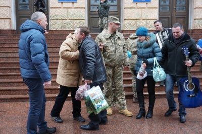 У Чернівцях артистів відправили з концертним туром на полігон - фото