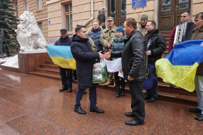 У Чернівцях артистів відправили з концертним туром на полігон - фото